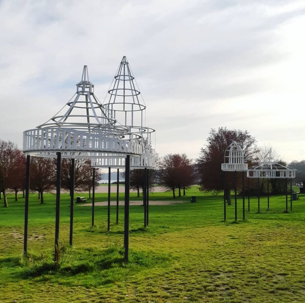 Karen Land Hansen: "Ekko Monument", metal. 2018. Placering: Ved Strandvejen inden du svinger ned ad Marselisborg Havnevej.