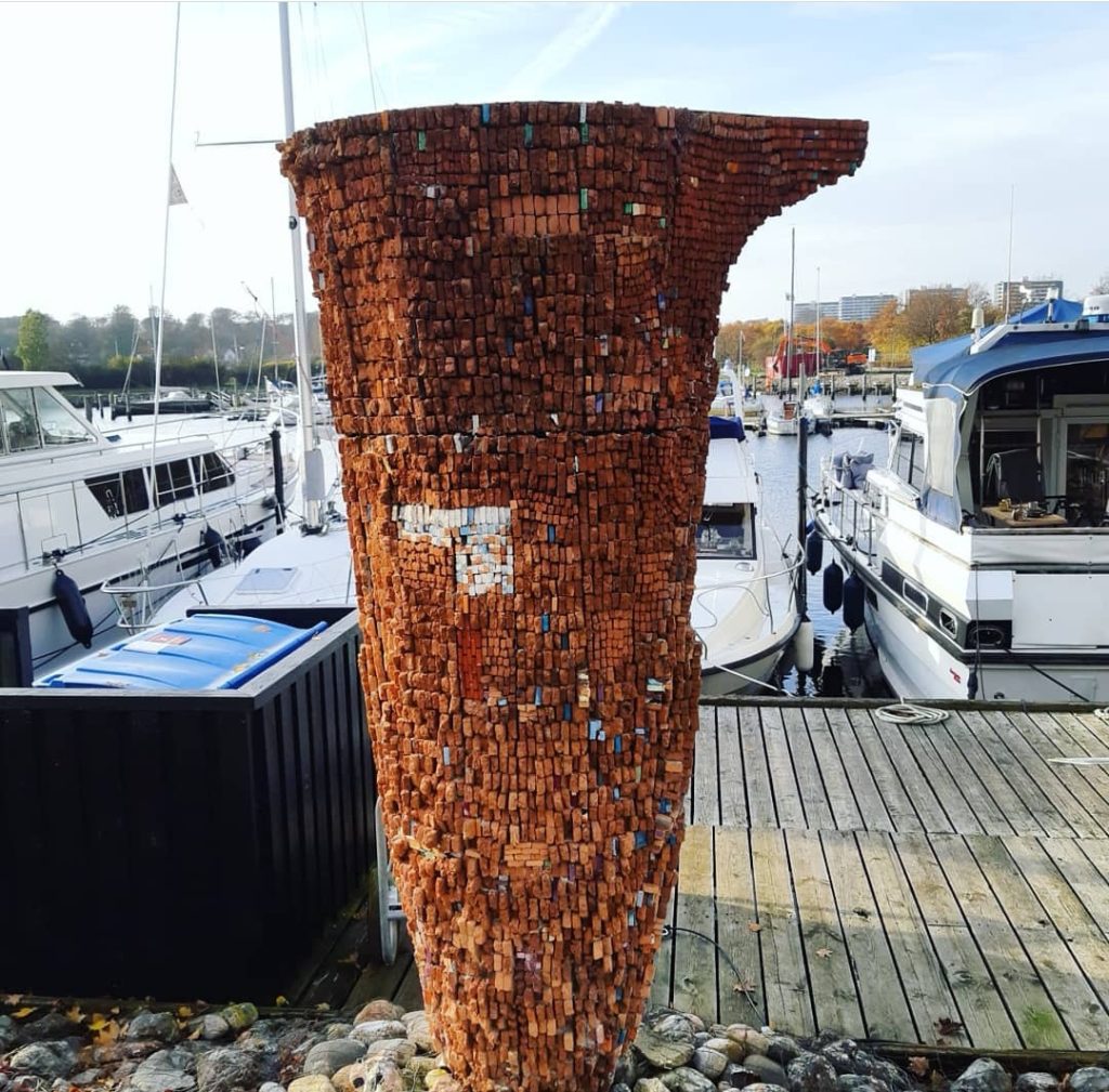 Andrew Burton: "Jug", glaserede mursten, stål, cement. 2008. Placering:  Ved bro 5.
