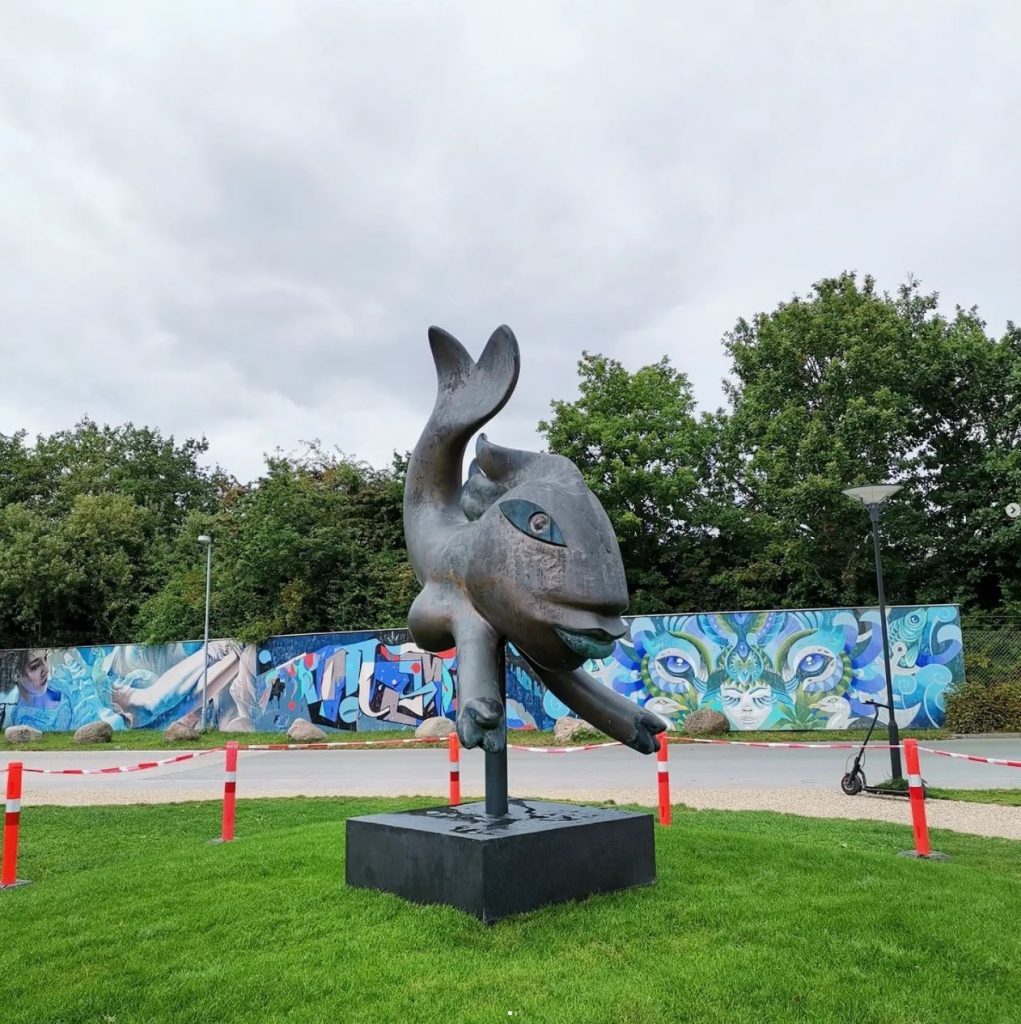 Corneille: "La Sirène", bronze, 2003. Placering: Lige når du svinger ind på havnen.