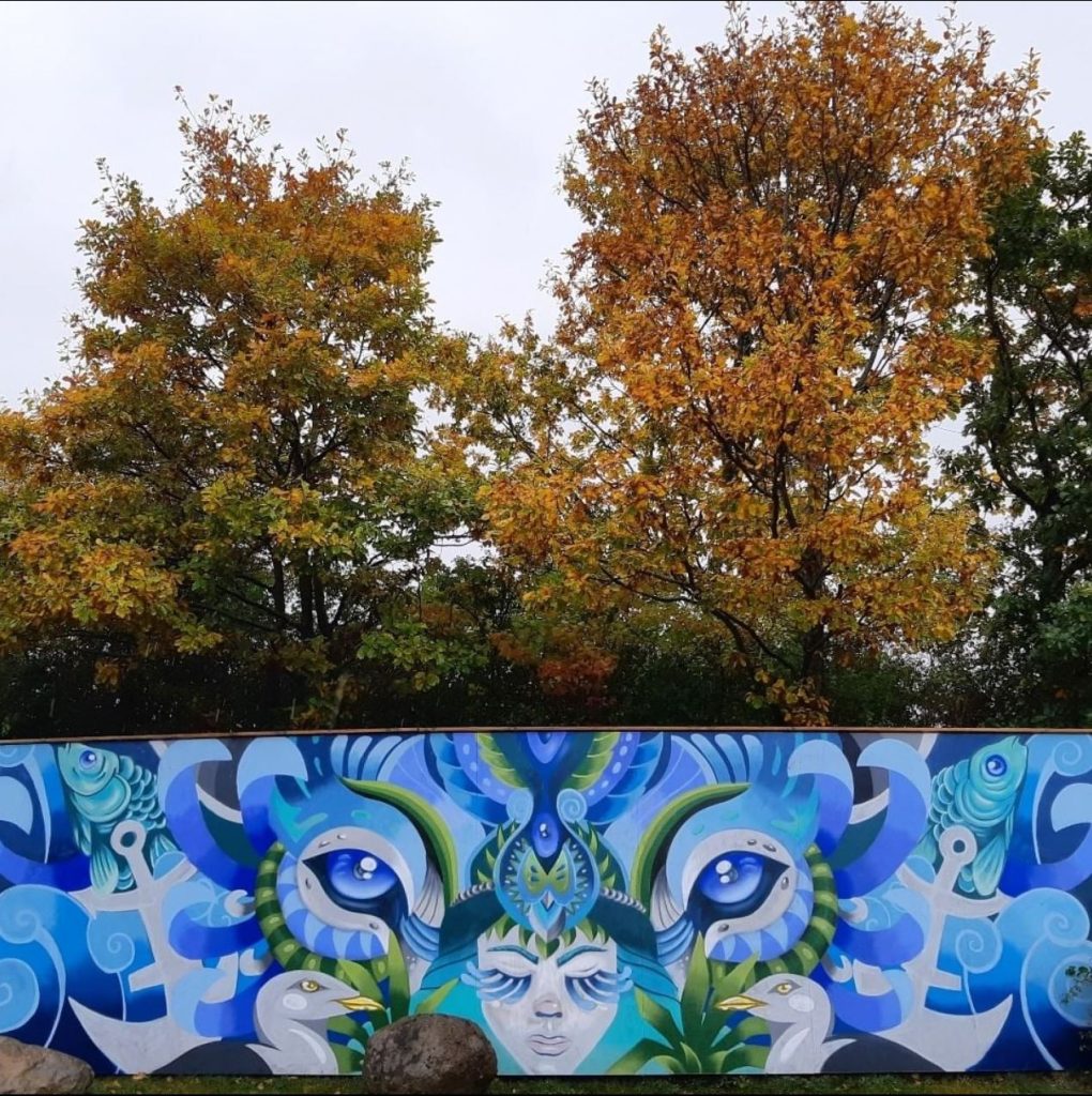 Bogdan Scutaru, Christoffer Bukh og Frida Stiil Vium: Streetart med inspiration fra den maritime verden. Spraymaling på vandfaste krydsfinerplader. 2019. Placering: I svinget på vej ind på havnen.