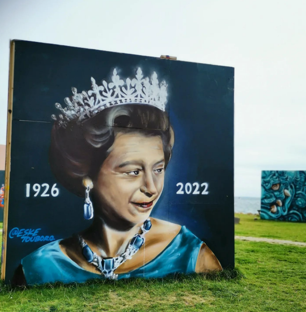 Portræt af Dronning Elizabeth II i anledning af hendes død. Du finder det langs med bro 1..